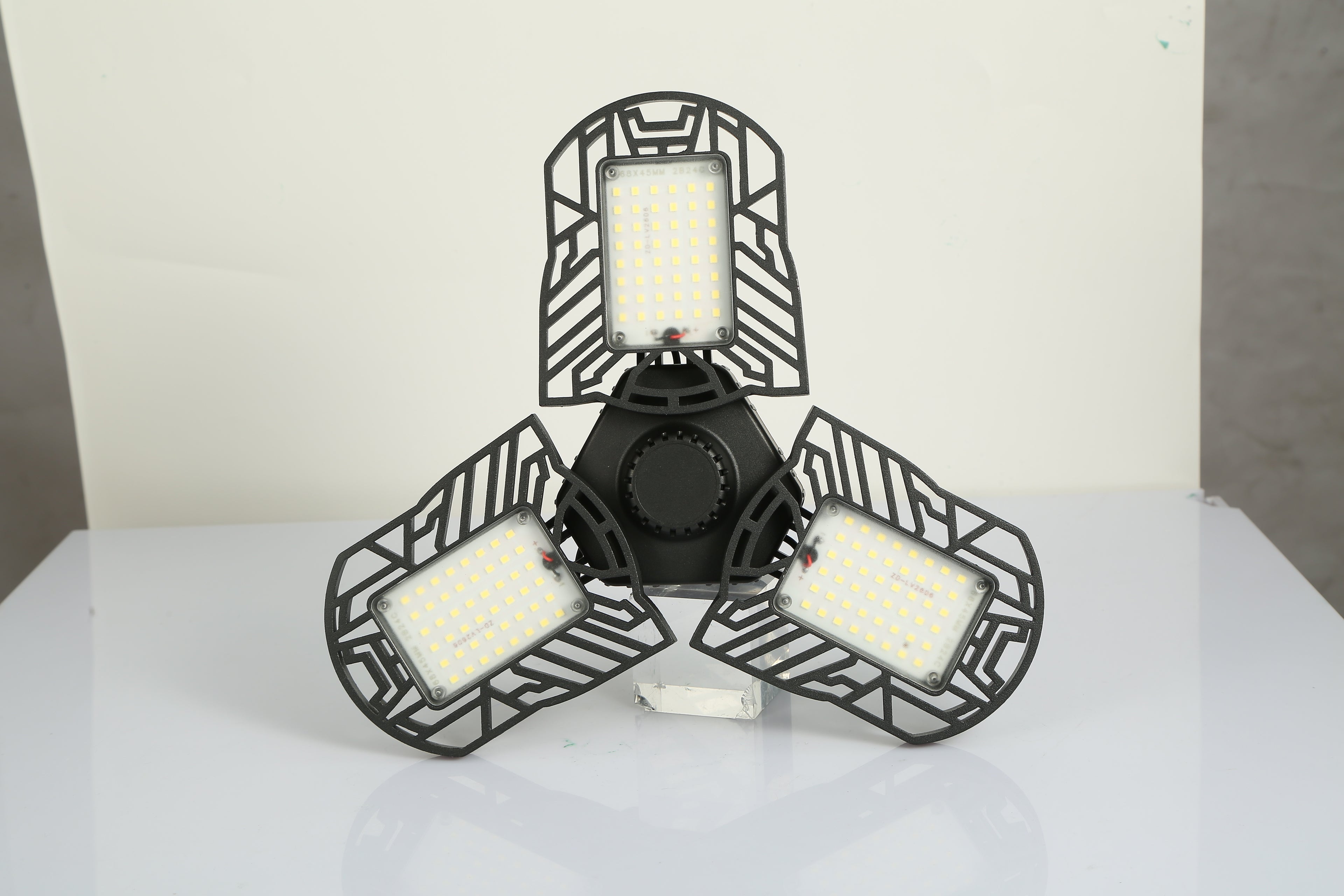 LED Garage Light E26 E27 80W 7000LM 6500K Garage Ceiling Light Deformable Workshop Lamp Die Cast Aluminum LED Ceiling Light Bulbs With 3 Adjustable Panels For Barn Shop Warehouse Workshop C